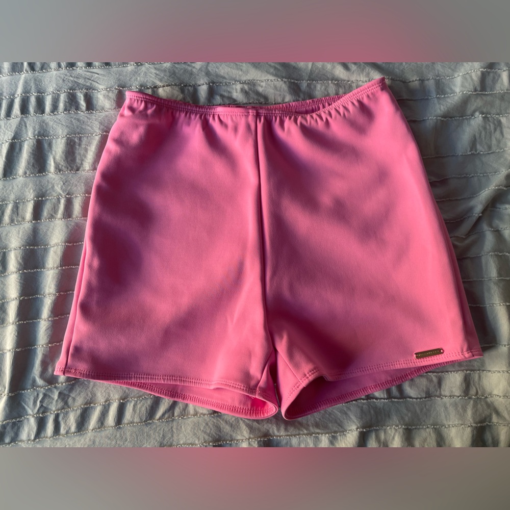 Missguided women’s pull on shorts size medium. Great condition.